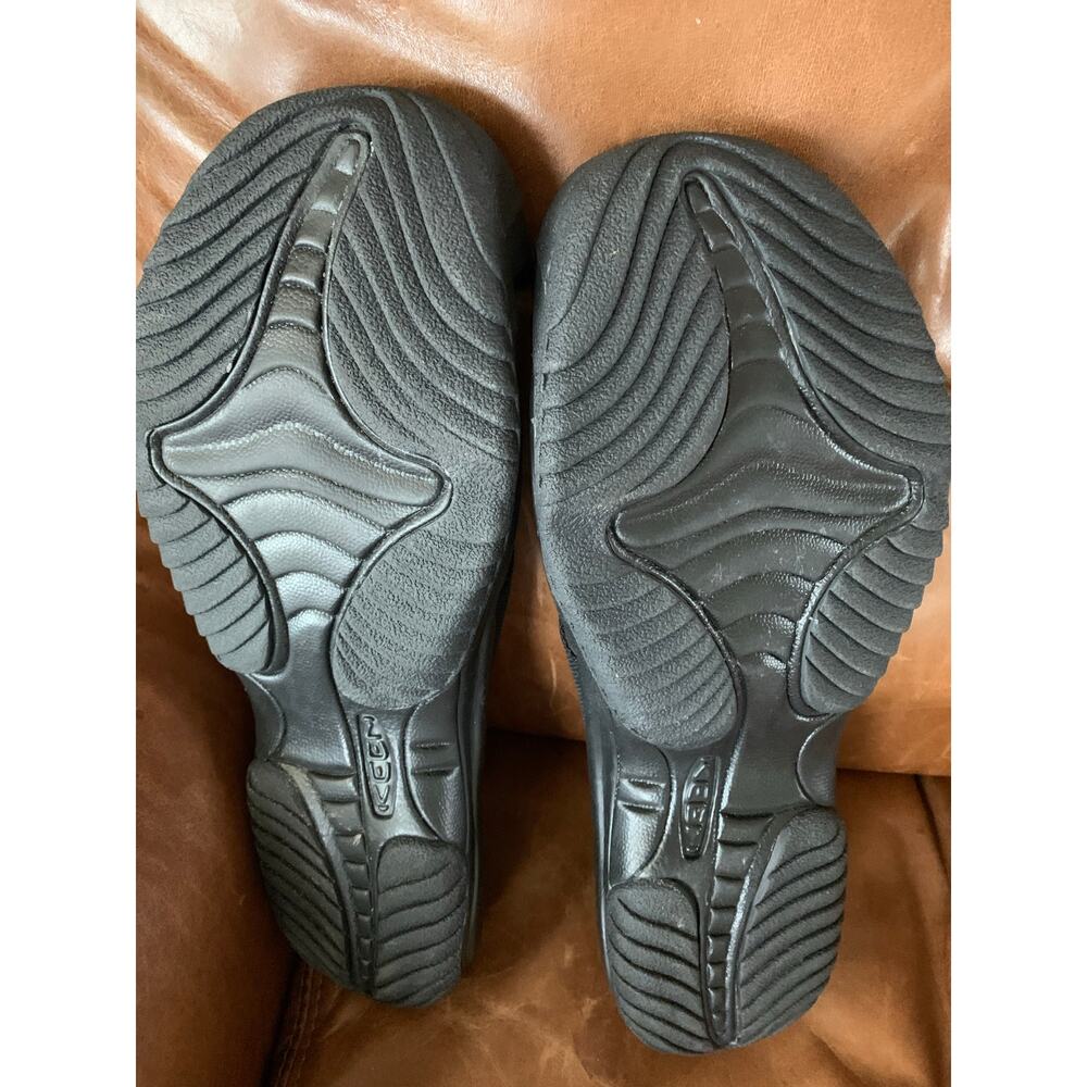 Keen men’s flip flops sandals rubber toe protection
size 13 EU 47
EUC - Picture 6 of 7